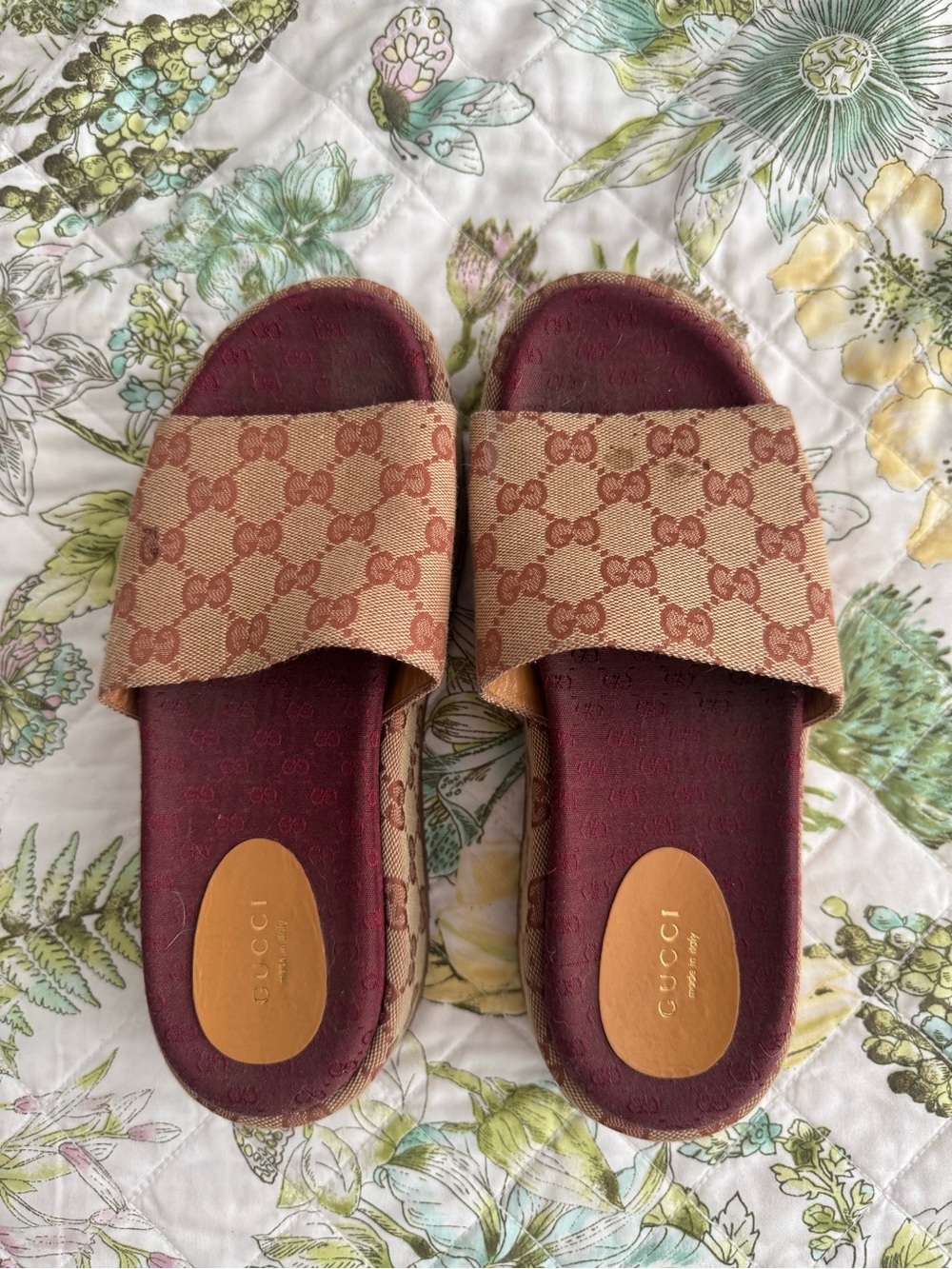 Gucci Beige GG Canvas Slides with Burgundy Footbed